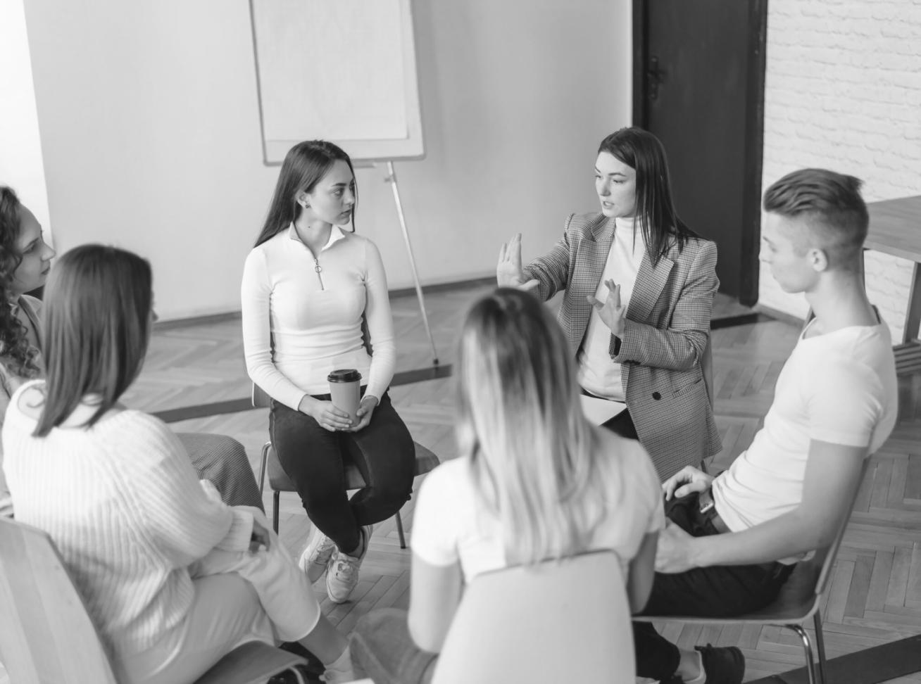 Moderne Büroräume mit kollaborativer Arbeitsatmosphäre für Venture Building