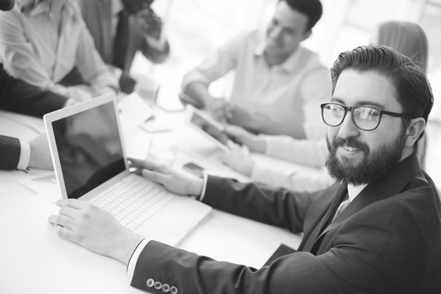 Strategische Planungsphase mit Whiteboards und Konzeptentwicklung