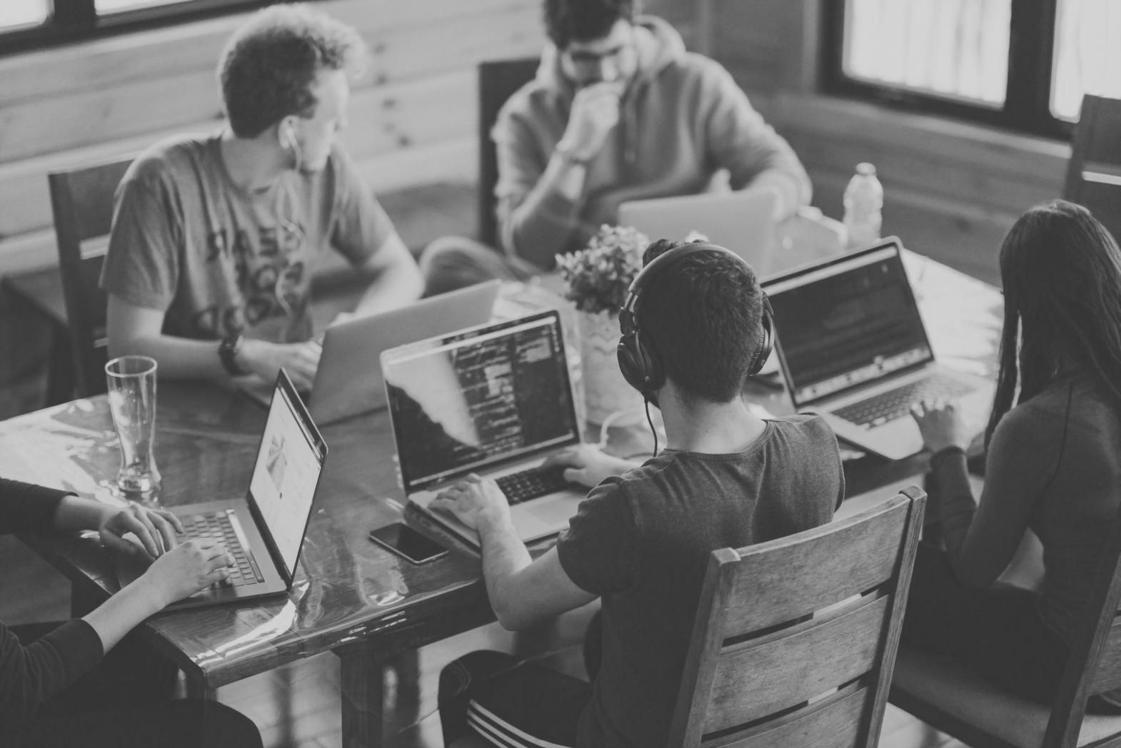 Teilnehmer bei strategischer Planungssession im modernen Workspace