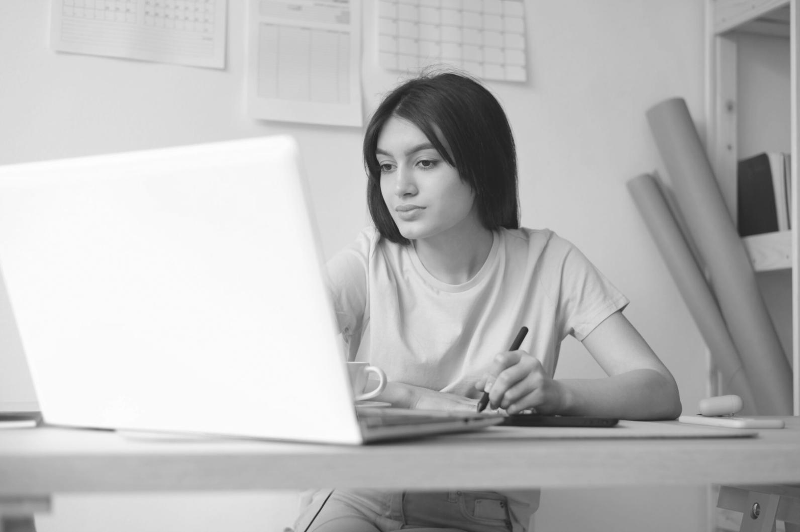 Professionelle Beratungssituation mit Fokus auf digitale Transformation